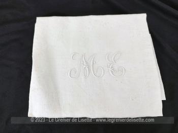 Ancien torchon ou grande serviette de 90x 74 cm en coton blanc damassé  avec au centre les monogrammes ME brodés.