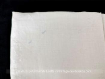 Ancien torchon ou grande serviette de 90x 74 cm en coton blanc damassé  avec au centre les monogrammes ME brodés.