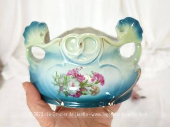 Voici une adorable mini jardinière de 15 x 8 x 9 cm, en faïence numérotée avec un superbe décor de fleurs peintes pour une tendance très shabby.