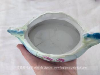 Voici une adorable mini jardinière de 15 x 8 x 9 cm, en faïence numérotée avec un superbe décor de fleurs peintes pour une tendance très shabby.