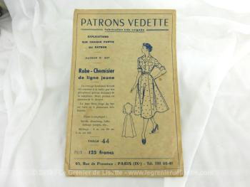 Voici un patron de la marque "Patrons Vedette" n°507, datant des années 50avec un modèle pour de Robe-Chemisier de ligne jeune". Taille 44 de l'époque, à remettre à votre taille. Trop vintage .