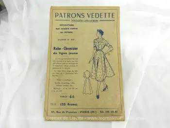Voici un patron de la marque "Patrons Vedette" n°507, datant des années 50avec un modèle pour de Robe-Chemisier de ligne jeune". Taille 44 de l'époque, à remettre à votre taille. Trop vintage .