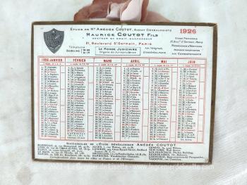 Voici un petit calendrier cartonné pour l'année 1926, mesurant 15 x 11,3 x 0.1 cm avec un semestre sur chaque face.