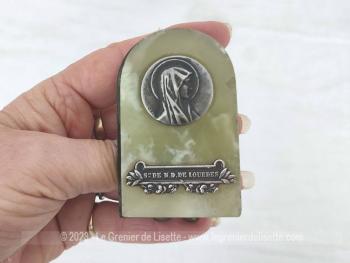 Voici un ancien petit vocable, autel de dévotion, à poser en marbre vert avec médaille de la Vierge signée par O.B.C. et portant la plaque Souvenir N.D. de Lourdes.