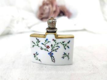 En porcelaine, voici un superbe et ancien flacon miniature en forme de fiole avec son bouchon ciselé  avec sous le socle les initiales D.G et la date de mars 1932.