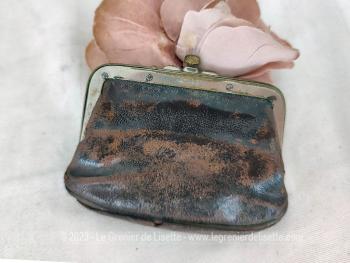 Sur 7.5 x 6.5 x 1.5 cm, voici un ancien petit porte monnaie en cuir fauve rempli de charme par sa patine due à l'usure avec à l'intérieur, une autre poche avec un fermoir.