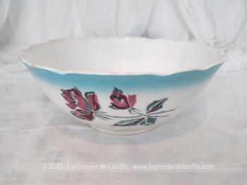 Datant des années 50, voici un ancien saladier creux en faïence Digoin-Sarreguemines modèle Richelieu, avec une bordure en vagues colorée d'un bleu pastel avec deux dessins de roses fuchsia et rose aux feuillage gris.