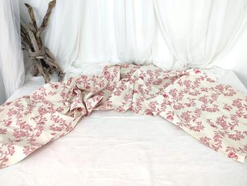 Sur 42 x 185 cm à plat, voici un superbe coupon de taie de traversin avec de belles fleurs et arabesques roses sur fond blanc cassé réalisée dans un tissus vraiment tendance shabby !