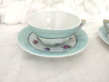 Datant des années 50, voici un beau tête à tête blanc, bleu et fleurs en Porcelaine de Limoges SFP (Société Française de Porcelaine),  composé de deux tasses et sous-tasses assorties.