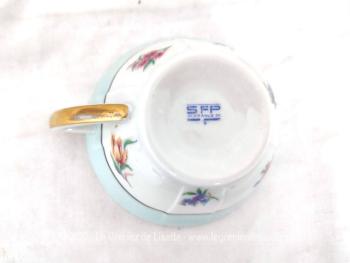 Datant des années 50, voici un beau tête à tête blanc, bleu et fleurs en Porcelaine de Limoges SFP (Société Française de Porcelaine),  composé de deux tasses et sous-tasses assorties.