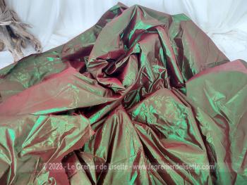 Sur 420 cm de long et 140 cm de large, voici un coupon de superbe tissus moiré façon taffetas reflets vert et grenat dont le froissé donne un effet chatoyant.
