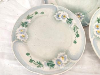Lot de 3 assiettes plates K.G. Luneville modèle NANCY, dont 2 de diamètre 23.5 cm et une de 25 cm pouvant servir de plat, avec des reliefs sur le contour et des dessins superbes. En cadeau le compotier assorti avec un petit éclat sur le bord.