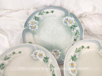 Lot de 3 assiettes plates K.G. Luneville modèle NANCY, dont 2 de diamètre 23.5 cm et une de 25 cm pouvant servir de plat, avec des reliefs sur le contour et des dessins superbes. En cadeau le compotier assorti avec un petit éclat sur le bord.