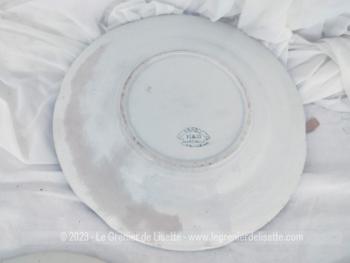 Lot de 3 assiettes plates K.G. Luneville modèle NANCY, dont 2 de diamètre 23.5 cm et une de 25 cm pouvant servir de plat, avec des reliefs sur le contour et des dessins superbes. En cadeau le compotier assorti avec un petit éclat sur le bord.