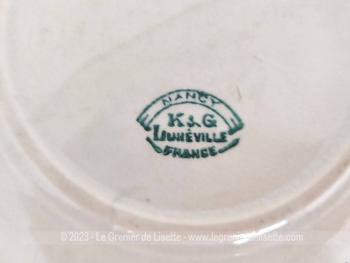 Lot de 3 assiettes plates K.G. Luneville modèle NANCY, dont 2 de diamètre 23.5 cm et une de 25 cm pouvant servir de plat, avec des reliefs sur le contour et des dessins superbes. En cadeau le compotier assorti avec un petit éclat sur le bord.