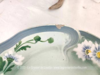 Lot de 3 assiettes plates K.G. Luneville modèle NANCY, dont 2 de diamètre 23.5 cm et une de 25 cm pouvant servir de plat, avec des reliefs sur le contour et des dessins superbes. En cadeau le compotier assorti avec un petit éclat sur le bord.