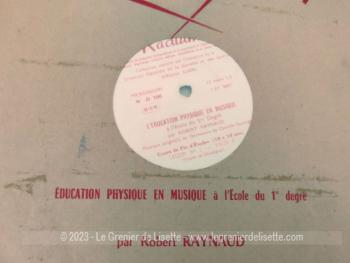 Datant des années 60, voici un trio de disques 33T de la marque Radium pour l' Education Physique en Musique à l'Ecole du 1er degré, par Robert Raynaud.