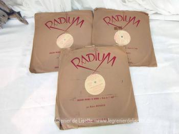 Datant des années 60, voici un trio de disques 33T de la marque Radium pour l' Education Physique en Musique à l'Ecole du 1er degré, par Robert Raynaud.