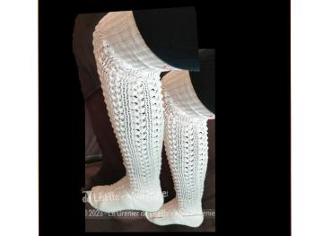 Voici une ancienne paire de bas tricotés main, en mailles ajourées en fil de coton blanc avec monogrammes brodés et ruban pour attache sur porte-jarretelle. Pointure 37/38 ou 22 cm de long.