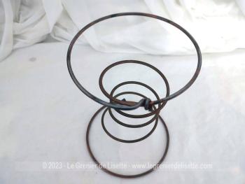 Ancien ressort à matelas en cuivre avec sa patine d'origine prêt pour faire un objet de décoration, de support à chapeau , bougeoir ou autres idées de créations.