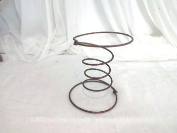 Ancien ressort à matelas en cuivre avec sa patine d'origine prêt pour faire un objet de décoration, de support à chapeau , bougeoir ou autres idées de créations.