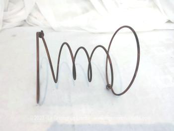 Ancien ressort à matelas en cuivre avec sa patine d'origine prêt pour faire un objet de décoration, de support à chapeau , bougeoir ou autres idées de créations.