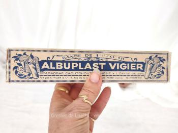 Ancienne boite en carton encore remplie de sa bande  "Albuplast Vigier" datant des années 50/60. Prévue pour de la décoration. Elle ne doit en aucun cas être utilisée .