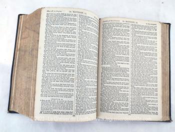 Sur 16.5 x 11 x 3.5 cm et datée de 1804, voici un ancienne bible anglaise, la "Holy Bible de British and Foreign Bible Society".  Une merveille !