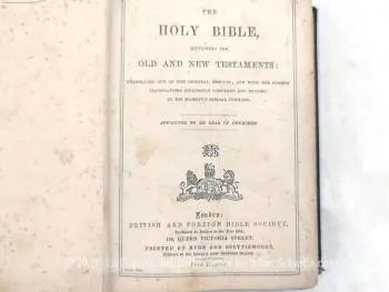 Sur 16.5 x 11 x 3.5 cm et datée de 1804, voici un ancienne bible anglaise, la "Holy Bible de British and Foreign Bible Society".  Une merveille !