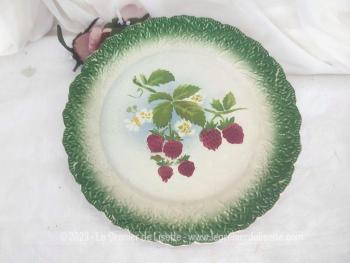 Voici une ancienne petite assiette aux framboises en barbotine numérotée sans estampille mais numérotée.