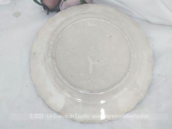 Voici une ancienne petite assiette aux framboises en barbotine numérotée sans estampille mais numérotée.