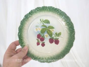 Voici une ancienne petite assiette aux framboises en barbotine numérotée sans estampille mais numérotée.