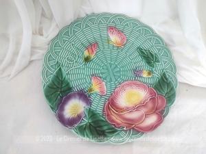 RESERVE – Grande assiette ou plat barbotine fleurs tons pastel Geneviève Lethu