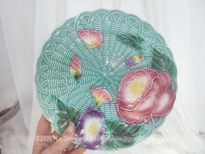 RESERVE – Grande assiette ou plat barbotine fleurs tons pastel Geneviève Lethu