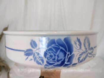 Sur 32 x 11 cm, voici une ancienne bassine en faïence Digoin Sarreguemines avec le modèle Dany représenté par de grosses roses bleues.  Top vintage !