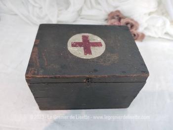 Voici un bien originale boite à pharmacie en bois fait main, peinte en marron avec croix rouge sur cercle blanc. Elle mesure 16 x 22.5 x 14 cm. Fermeture par crochet.