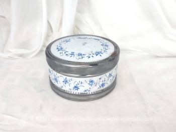 Voici un bien originale boite métallique aux décors en imitation de porcelaine ancienne provenant de la marque de bonbons anglais 