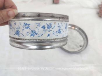 Voici un bien originale boite métallique aux décors en imitation de porcelaine ancienne provenant de la marque de bonbons anglais 