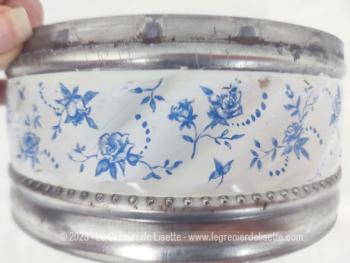 Voici un bien originale boite métallique aux décors en imitation de porcelaine ancienne provenant de la marque de bonbons anglais 