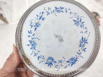 Voici un bien originale boite métallique aux décors en imitation de porcelaine ancienne provenant de la marque de bonbons anglais 