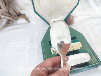 Voici un ancien coffret contenant un nécessaire de toilette en métal argenté comprenant une brosse à habits, un peigne, un pot à onguent, et une brosse à cheveux.