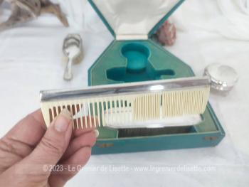 Voici un ancien coffret contenant un nécessaire de toilette en métal argenté comprenant une brosse à habits, un peigne, un pot à onguent, et une brosse à cheveux.