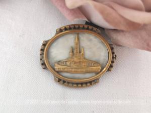 Broche vintage laiton décor Basilique ND de Lourdes