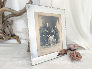 Sur 24 x 30 cm, voici un ancien cadre miroir des années 50/60 avec une vieille photo de 16.5 x 23 cm, estampillée, signée et datée de 1823 montrant une famille posant dans un salon. Pièce unique.