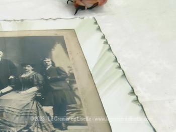 Sur 24 x 30 cm, voici un ancien cadre miroir des années 50/60 avec une vieille photo de 16.5 x 23 cm, estampillée, signée et datée de 1823 montrant une famille posant dans un salon. Pièce unique.