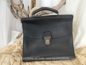 Voici une sacoche vintage à la forme de cartable estampillé RATP réalisée dans un beau cuir noir .