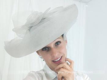 Voici un large chapeau bien orignal réalisé en sisal synthétique de couleur gris perle, avec un large rebord, noeuds et ruban pour un style très 