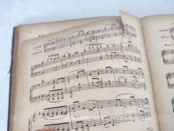 Duo grands livres de partitions d'opéras de 1892 avec "Werther", drame lyrique d'après Goethe musique de J. Massenet sur 230 pages et "L'Africaine" de G. Meyerbeer sur 192 pages.