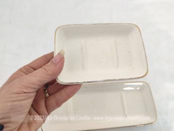 Voici un ancien porte peigne et son porte savon assortis, couleur blanc cassé, bordés d'un liseré doré et estampillés Sarreguemines France. Tendance vintage et shabby à la fois !