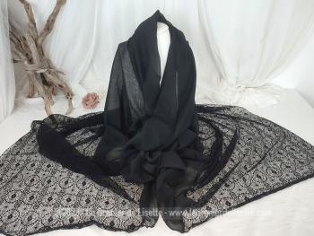 Voici une grande étole noire double avec une partie en voile surmontée d'une partie plus courte en dentelle mécanique. Original avec effet vintage assuré.